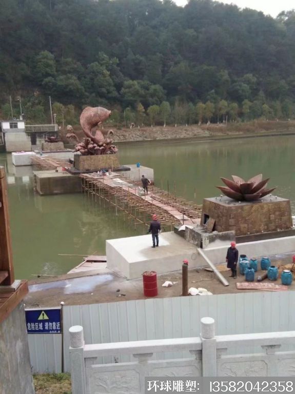 緞銅魚雕塑，荷花雕塑